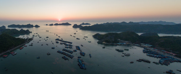 渔船在吉巴岛，越南，下龙湾下降龙湾亚洲无人机照片视图图片下载