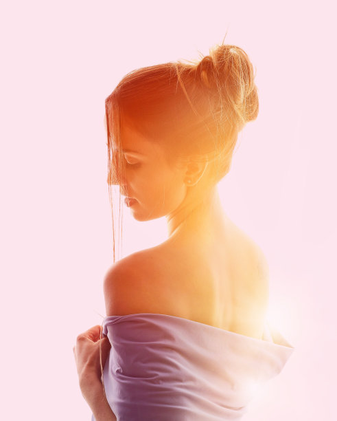 美丽的年轻女子和清晨的阳光图片下载