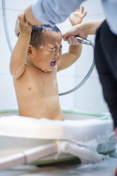 宝宝不喜欢洗澡图片下载