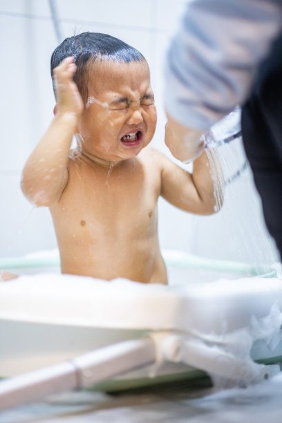 宝宝不喜欢洗澡图片下载