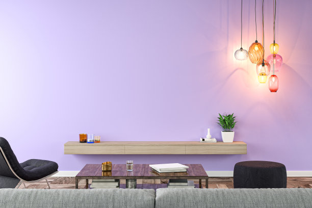 空怀旧的客厅，灰色沙发，躺椅，坐垫，桌子和装饰在薰衣草灰泥墙背景图片下载