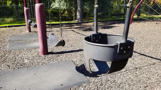 秋千设置空学校或公园操场。图片下载