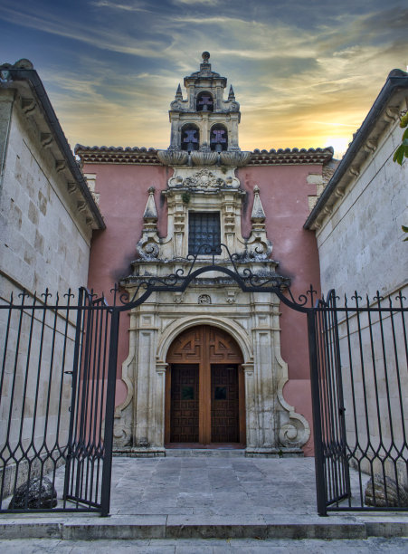 昆卡悲伤圣母圣所的门图片下载