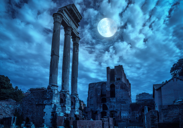 晚上的罗马广场，意大利罗马。月圆之夜古代遗迹的神秘诡异景象。图片下载