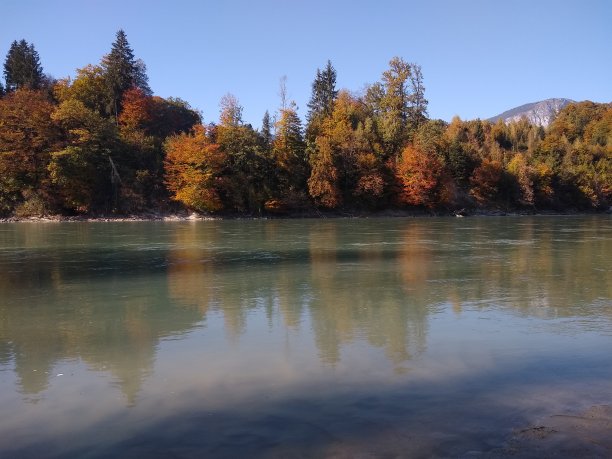 秋天，彩色的树木倒映在水中图片下载