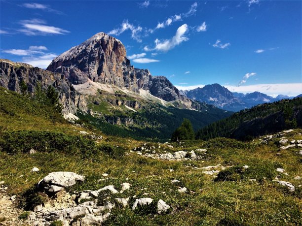 白云石山脉图片下载
