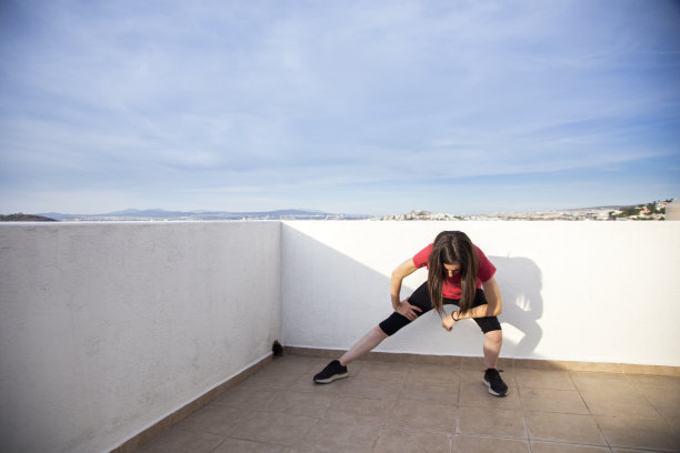 在家做运动的女人图片下载