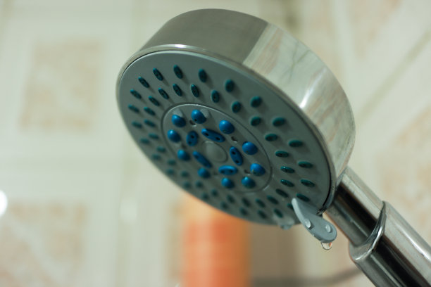有点钙化的淋浴头特写图片下载