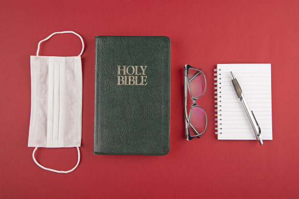 圣经，外科口罩和眼镜图片下载