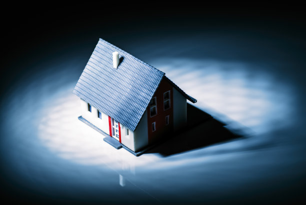 在聚光灯下有黑影的房子图片下载