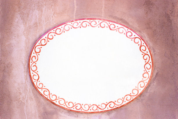 棕粉色土坯墙上空白陶瓷牌匾图片下载