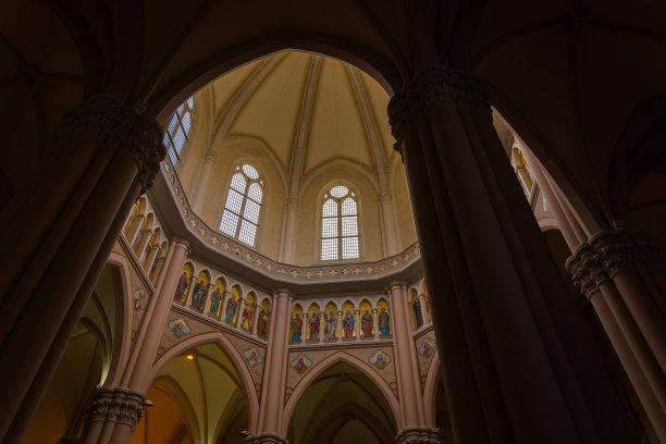 Castelpetroso Isernia,莫利塞。圣母阿多洛拉塔圣殿。圣所于1890年9月28日开始铺设第一块石头，于1975年竣工，是新哥特式建筑。图片下载