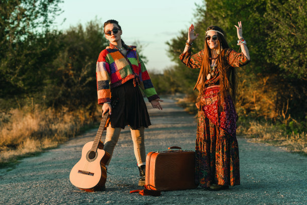 两个嬉皮女人在路上玩得很开心图片下载