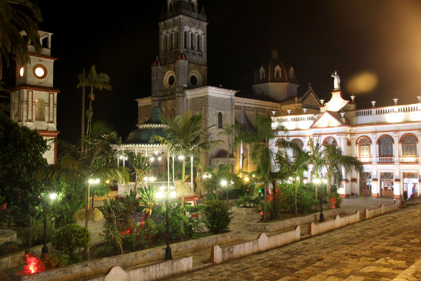 神奇小镇Cuetzalan Pueblo的夜间摄影中心，可以看到政府宫殿，亭和旧金山的教堂图片下载