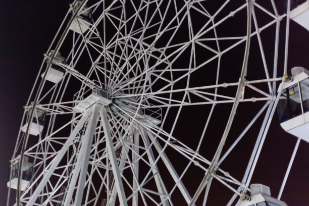 摩天轮映衬着漆黑的天空图片下载