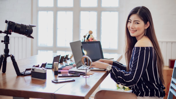 亚洲女性博主与化妆化妆录制视频剪辑在线。图片下载