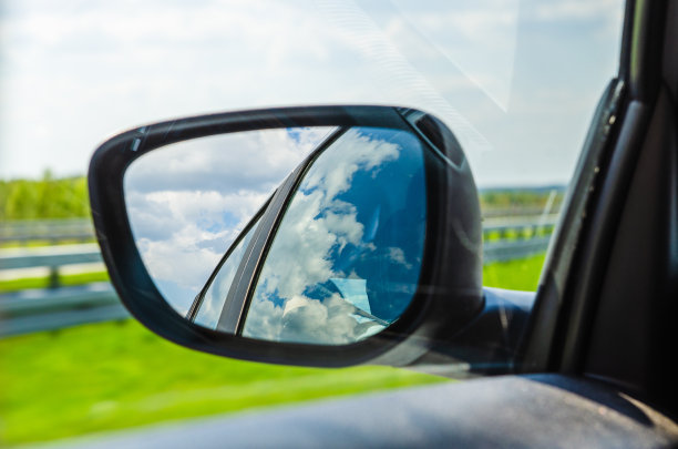 汽车侧视镜中的风景图片下载