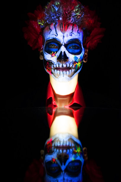 年轻男子的头骨脸化妆图片下载