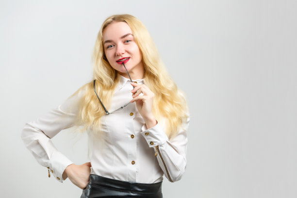 噢,不!你在干什么?近距离的照片肖像有吸引力的相当聪明的聪明的震惊极客的书呆子女士调整触摸圆形眼镜孤立在明亮的背景图片下载