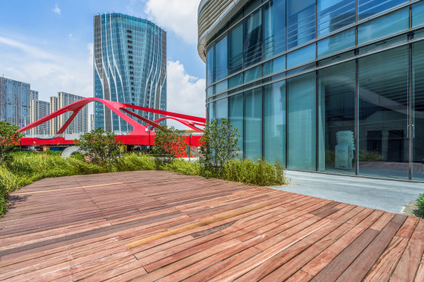 空旷的木制步道前面的现代建筑图片下载