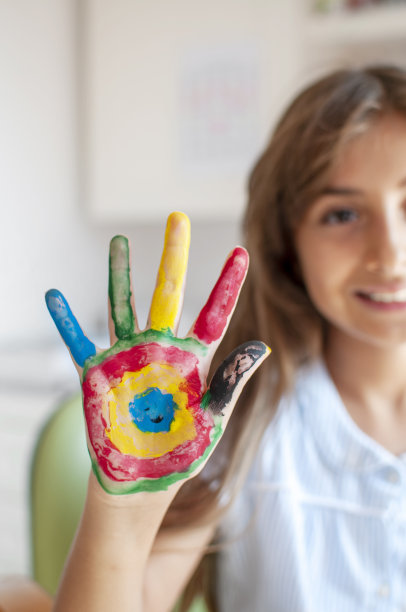 玩颜料的可爱女孩图片下载