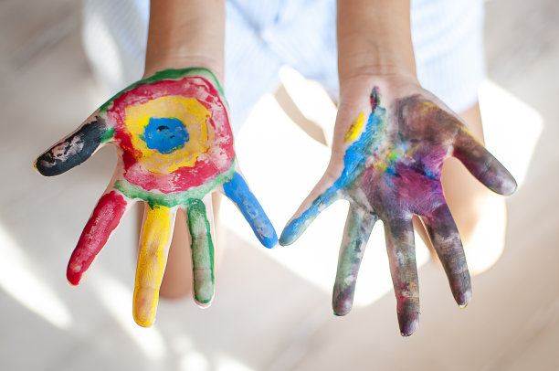 玩颜料的可爱女孩图片下载