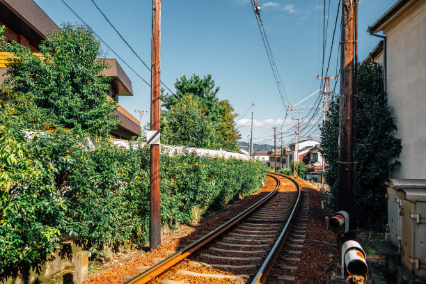 日本京都有铁路的乡村图片下载