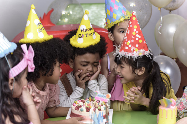 一群快乐快乐的孩子和多国朋友一起庆祝她的生日。图片下载