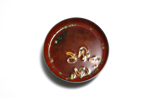 白色背景下的一碗即食味噌汤图片下载