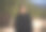 描绘一个在牧场上戴着太阳镜的亚洲老妇人图片下载