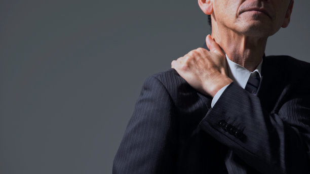 肩膀僵硬的中年亚洲商人。图片下载