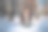 年轻女子在雪山上摆莲花姿势。图片下载