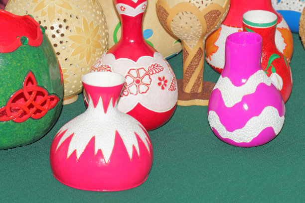 瓶子、花瓶和灯是用南瓜和彩绘制成的。图片下载