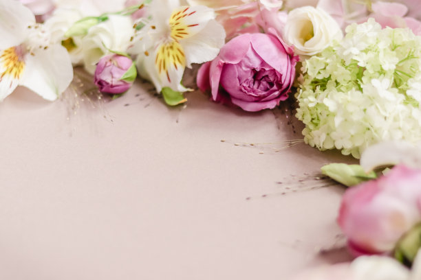 镜框选用天然玫瑰、口鼻花、百合、绣球花柔焦点图片下载