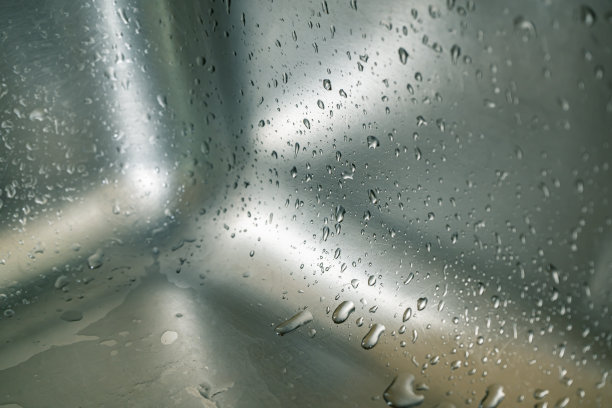 不锈钢厨房水槽的纹理与水滴图片下载