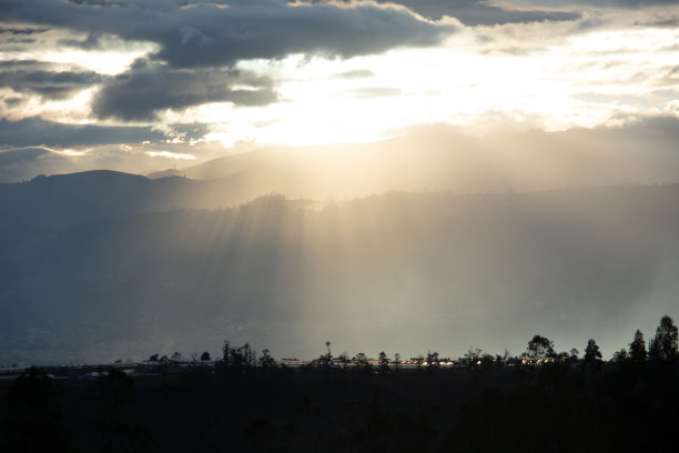 美丽的图片和彩色日落景观与太阳，山脉和树木，用作壁纸图片下载