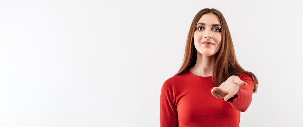 漂亮女孩的肖像，手掌伸向相机给予帮助和接受。本空间图片下载