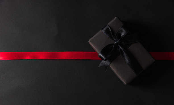 礼盒包装黑色纸和黑色蝴蝶结丝带压图片下载