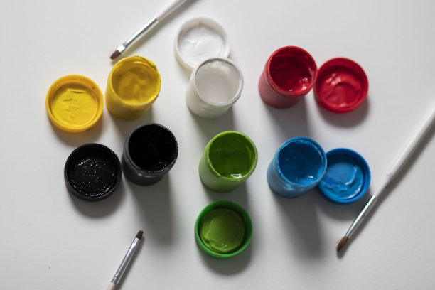 一套用于绘画的颜料和画笔。图片下载