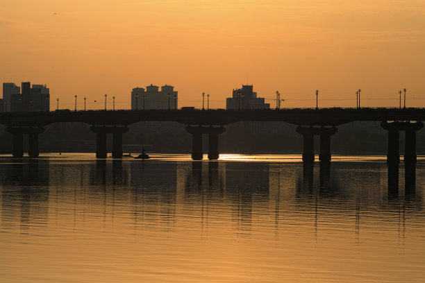 秋天早晨的风景。第聂伯罗河附近的基辅日出。第聂伯河上著名的佩顿桥的黑色剪影倒映在水面上。基辅,乌克兰图片下载