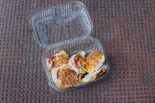 装在塑料盒子里的油炸肉和肉排图片下载