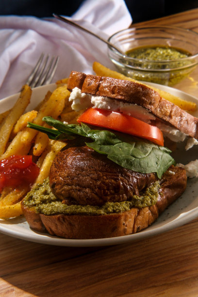 Portobello蘑菇三明治薯条图片下载