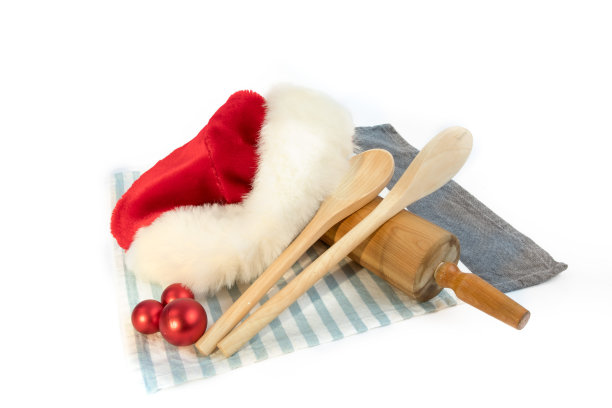 一顶红色圣诞老人的圣诞帽上有一根滚柱孤立在白色上图片下载