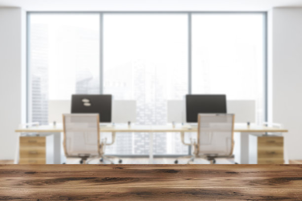 桌子在模糊的白色开放空间办公室图片下载