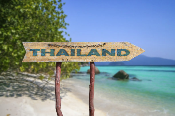 泰国的木制箭头路标以海滩为背景。去泰国旅游的概念。图片下载