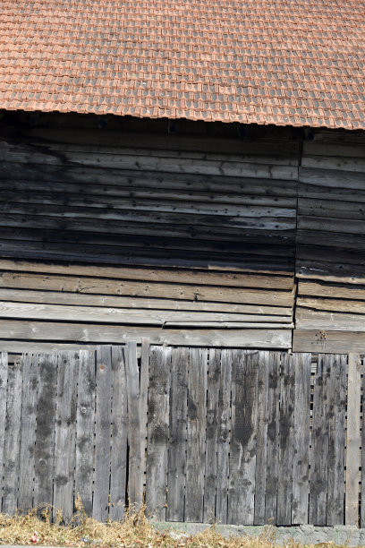 一个被木栅栏包围的旧兵营的细节图片下载