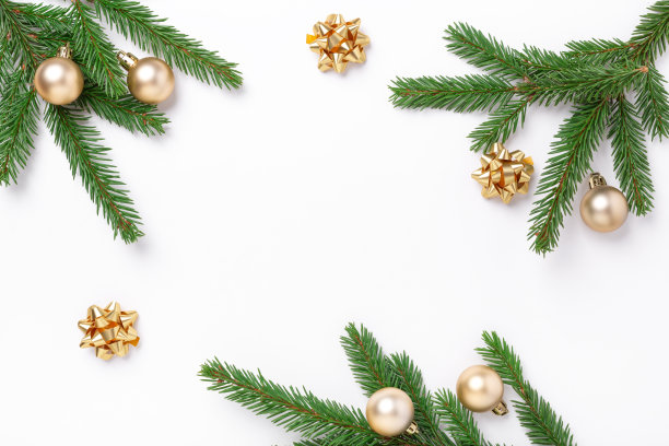 圣诞作文与冷杉树枝和金色的圣诞球在白色的背景。前视图。本空间图片下载