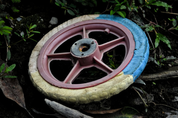 孩子们的自行车轮胎图片下载