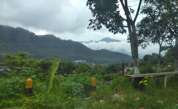 “Kampung Batu”村周围的景色图片下载