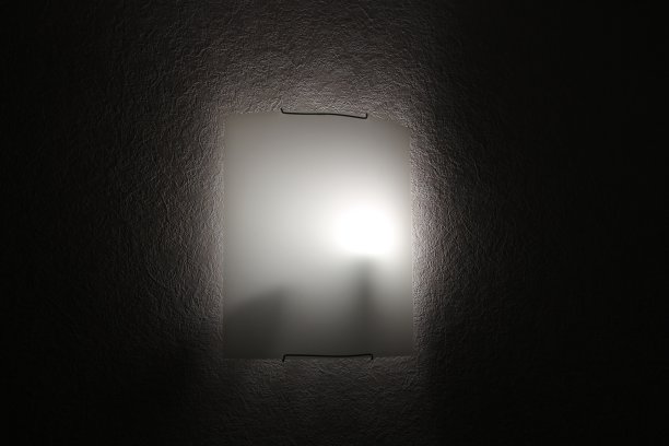 方形的现代灯具在室内的墙上挂在房间里图片下载